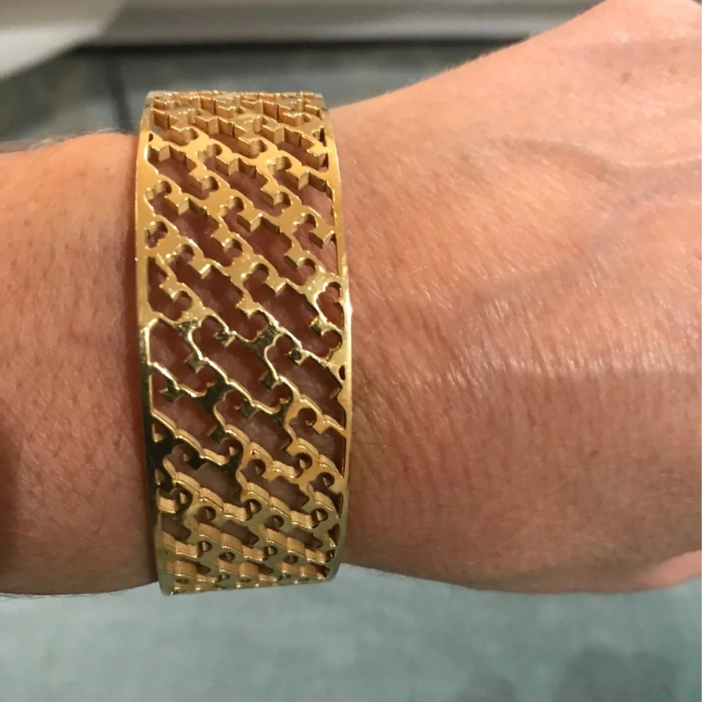 GORGEOUS NWOT TORY BURCH Gold plated  STATEMENT LOGO CUFF